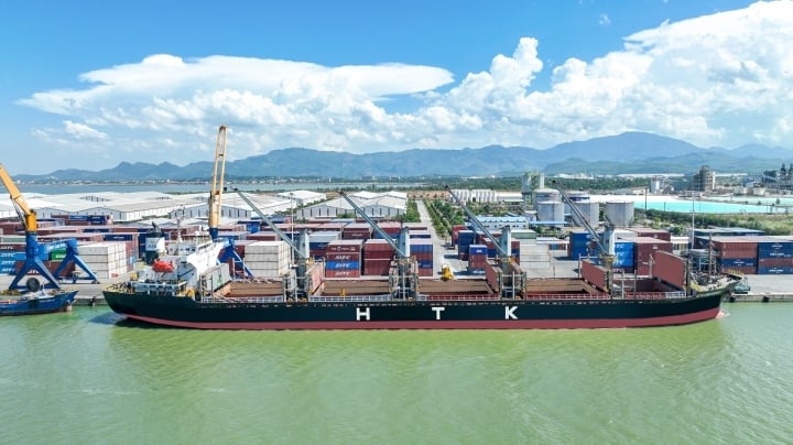 Chu Lai Port Welcomes Large Vessels, Enhancing Bulk Cargo Operations
