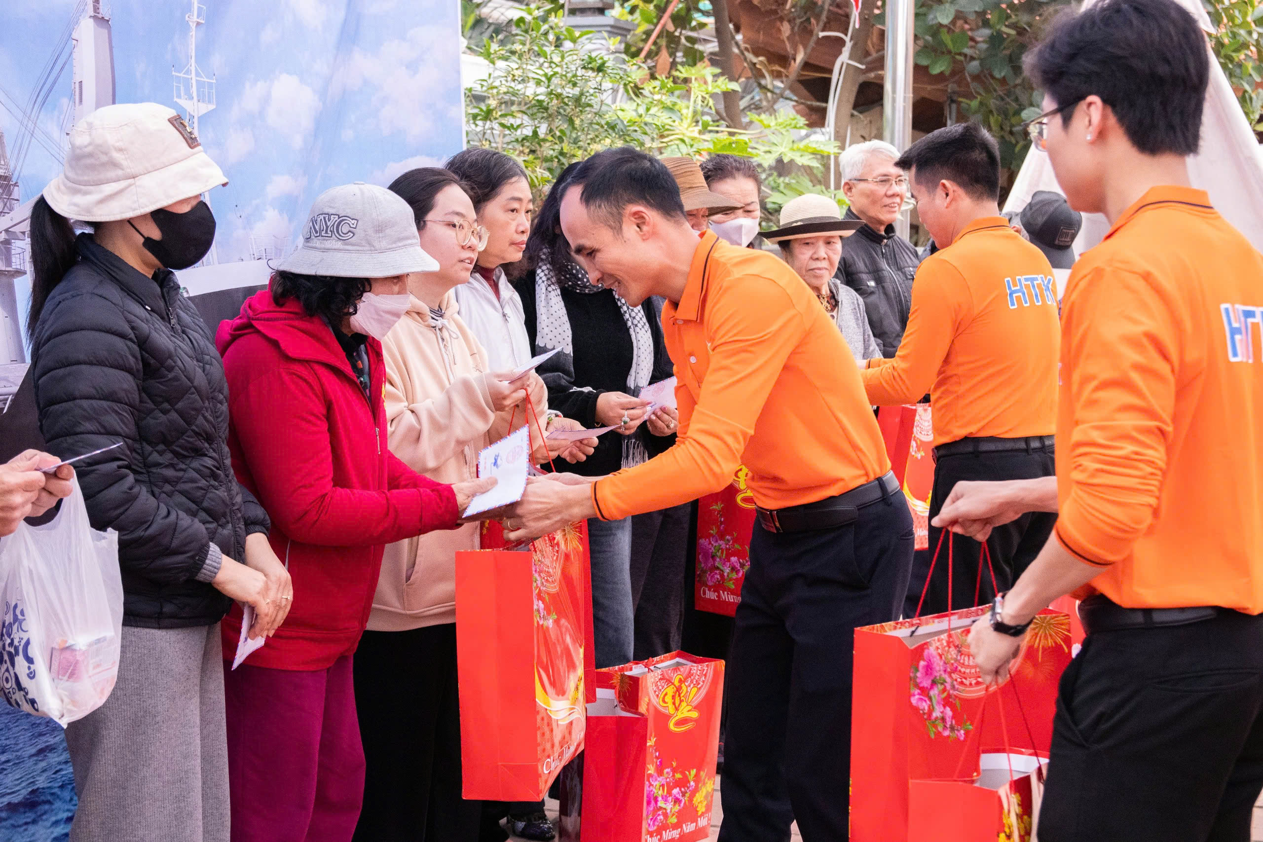 Chương trình thiện nguyện tặng quà cho các hộ gia đình trên địa bàn phường