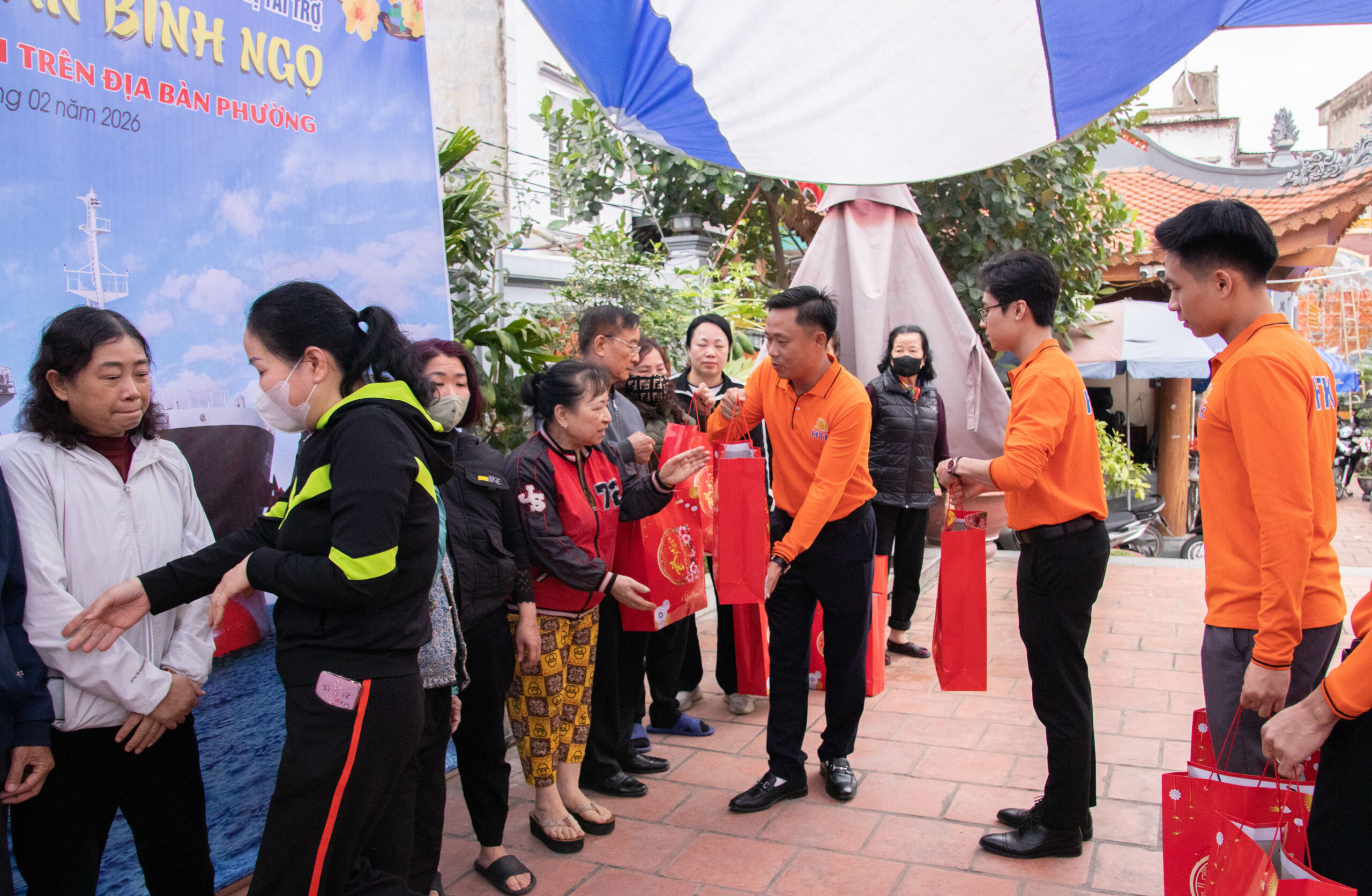 Chương trình thiện nguyện tặng quà cho các hộ gia đình trên địa bàn phường